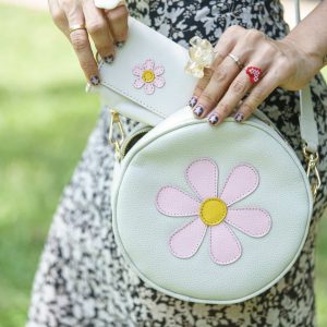 Cartera Giordana blanco humo con flor - Vista 2